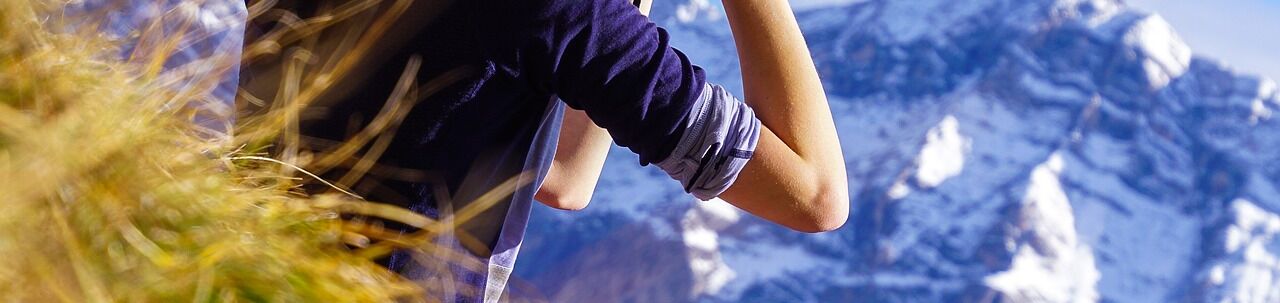 Person schaut durch ein Fernglas, symbolisiert das Erkennen von Nachhaltigkeitspotenzialen