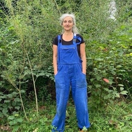 Beatrice Häsler vor einem Tiny Forest - Podcast-Folge 85